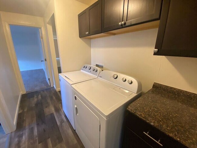 Building Photo - Charming Sparks Duplex - Yard/Garage/Centr...