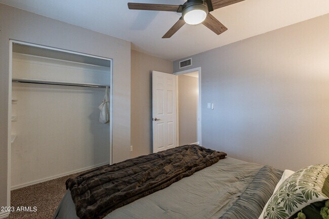 Building Photo - 4016 S Holbrook Ln