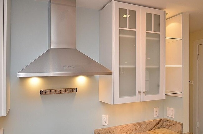 Building Photo - 1179 Oak Grove Ave