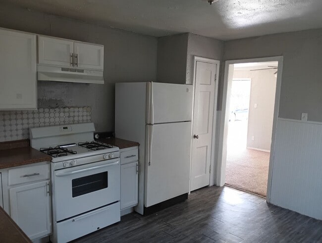 Building Photo - Close to shopping Centers!
