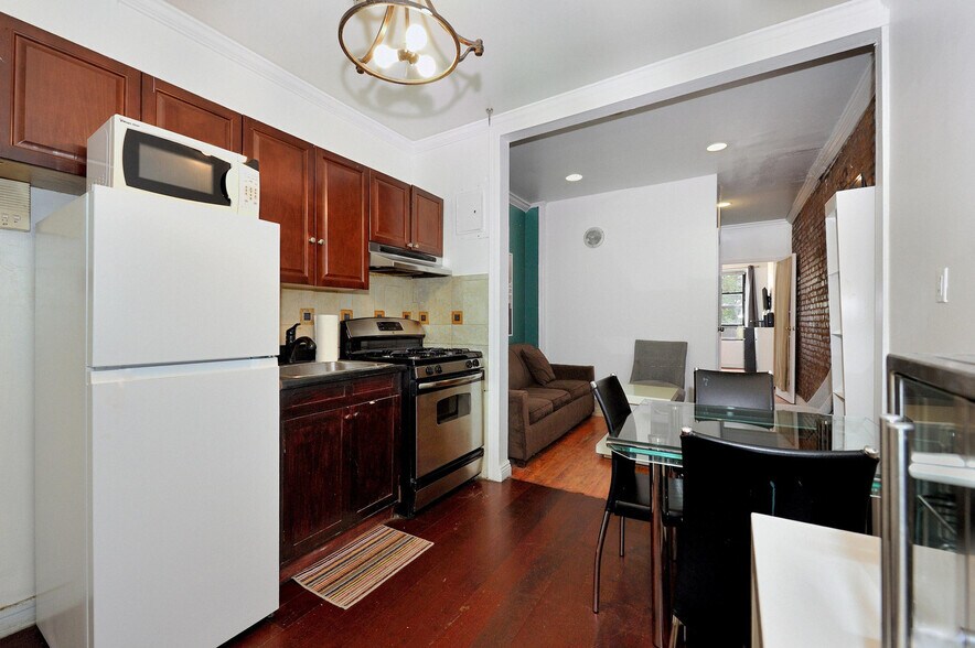 Building Photo - 520 8th Ave