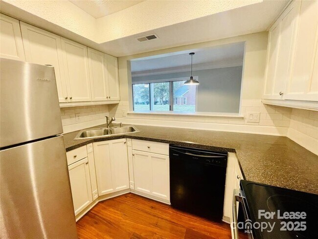 Building Photo - 9410 S Vicksburg Park Ct