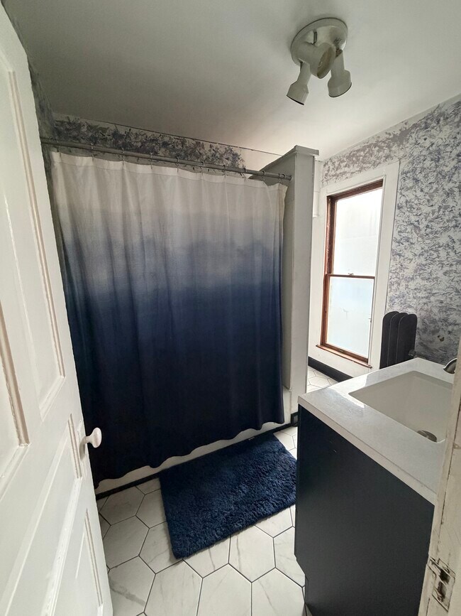 Building Photo - 612 Cherry St