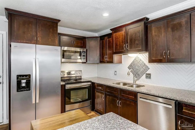 Building Photo - 394 Rosewood Dr