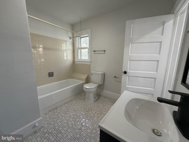 Building Photo - 517 Bentley Ave