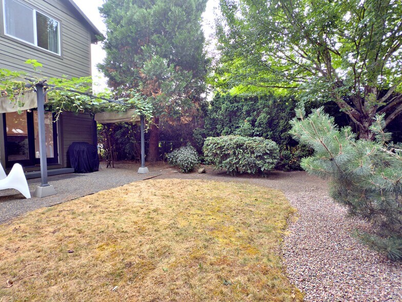 Building Photo - 411 SE 52nd Ave