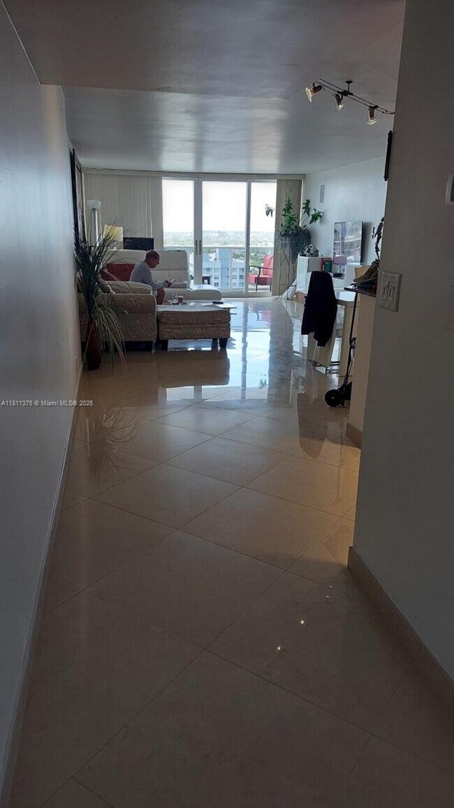 Building Photo - 3140 S Ocean Dr