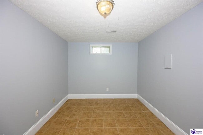 Building Photo - 611 Flushing Meadows Dr