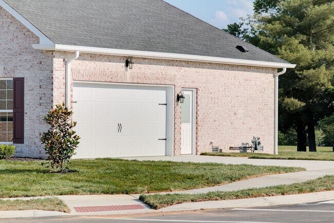 Building Photo - 103 Acorn Wy