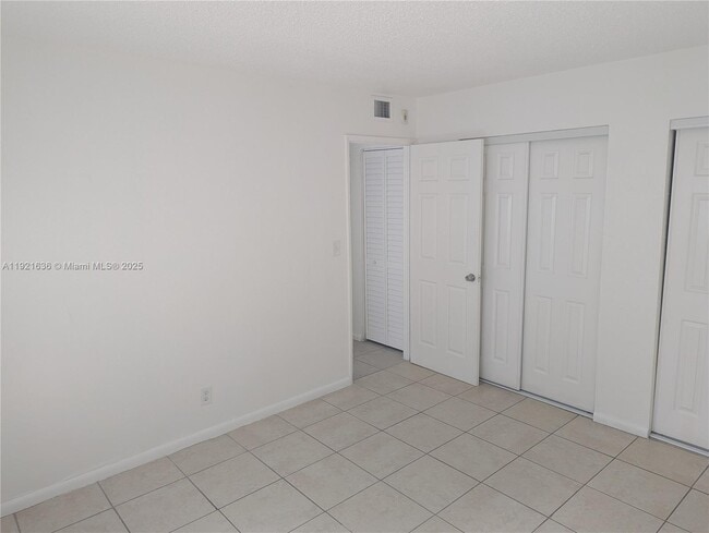 Building Photo - 31 SE 2nd Ave