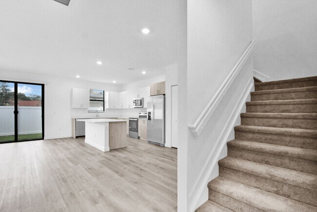 Building Photo - 706 Del Vista Rd