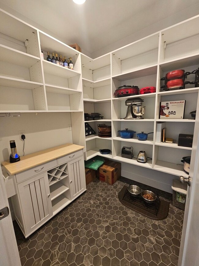 Building Photo - Ready now this beautiful 3 Bedroom Upscale...