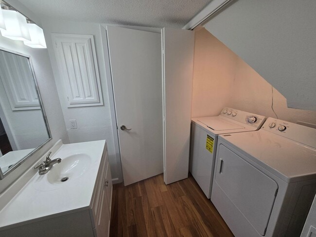 Building Photo - Updated Townhome Condo in Prime Location!