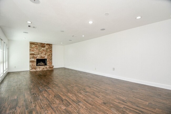 Building Photo - 2203 Briarview Dr