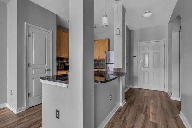 Building Photo - Awesome 1BE/1BA Condo in the heart of West End!