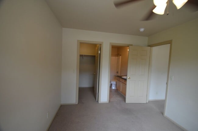 Building Photo - Unfurnished 2 Bed 2 Bath Condo-HEAT INCLUDED!