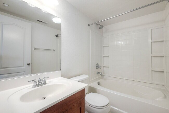 Building Photo - Spacious 2-Bed, 2.5-Bath Condo on Lighthou...