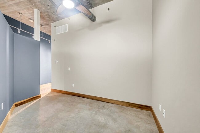 Building Photo - Beautiful 2-bedroom loft with garage parking, and community room with swimming pool!