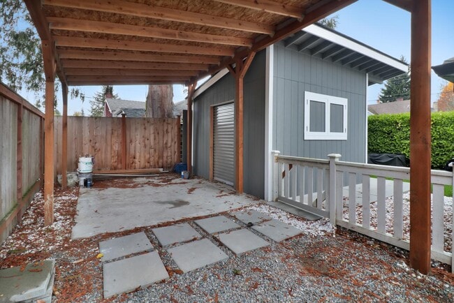 Building Photo - 721 N Stevens St