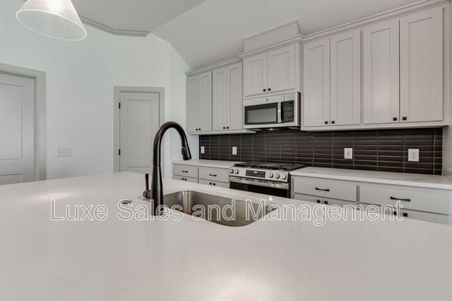 Building Photo - 6133 Frankie Lynn Ln