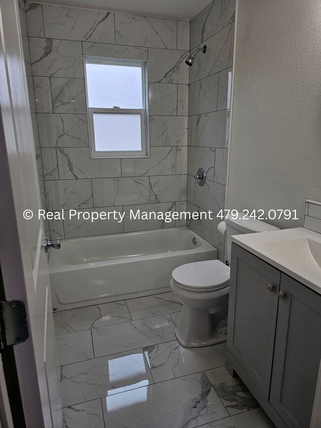 Building Photo - 407 Hemlock St