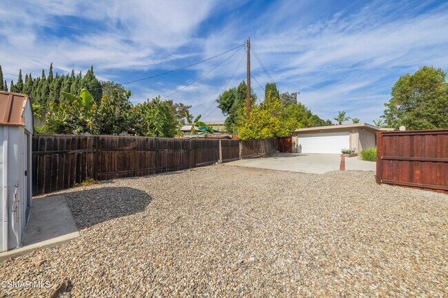 Building Photo - 865 W Hillcrest Dr