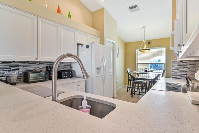 Building Photo - **SHORT-TERM RENTAL - FURNISHED TURNKEY 2+Den/2 CONDO in Stoneybrook**