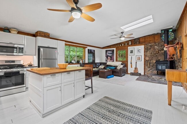 Building Photo - 2 Bedroom 1 Bath Home Next To Boulder Creek!