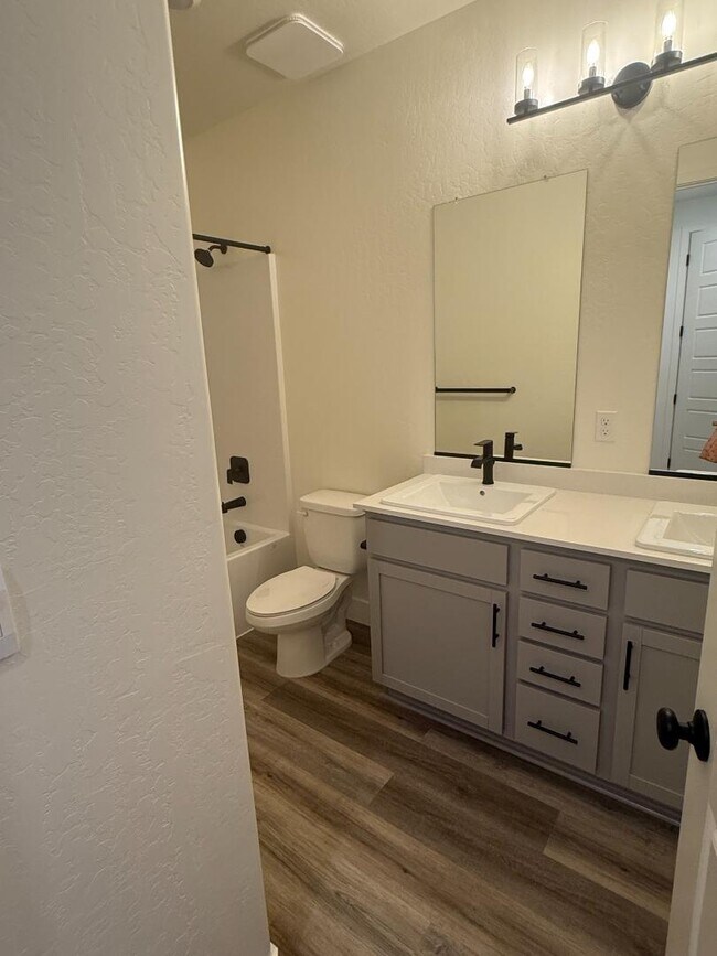 Building Photo - 2315 N Julieann St