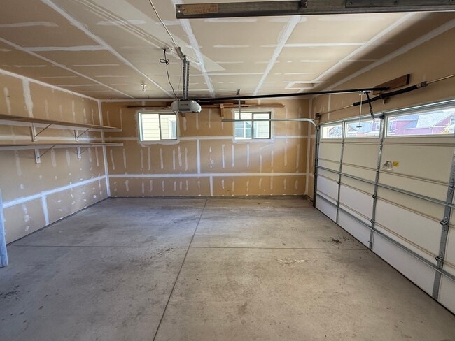 Building Photo - 5 bedroom 2.5 Bath home in Bozeman with at...