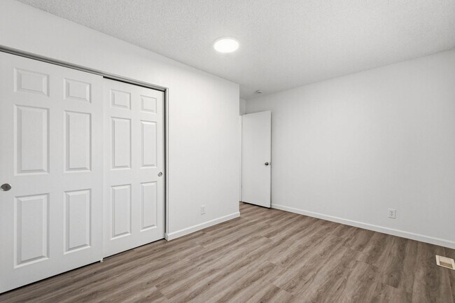 Building Photo - 4 bedroom / 2 bath / Beautifully Updated