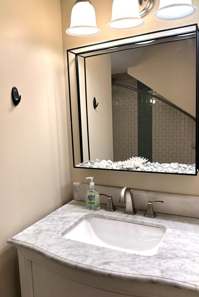 Building Photo - Renovated Germantown House in Great Location