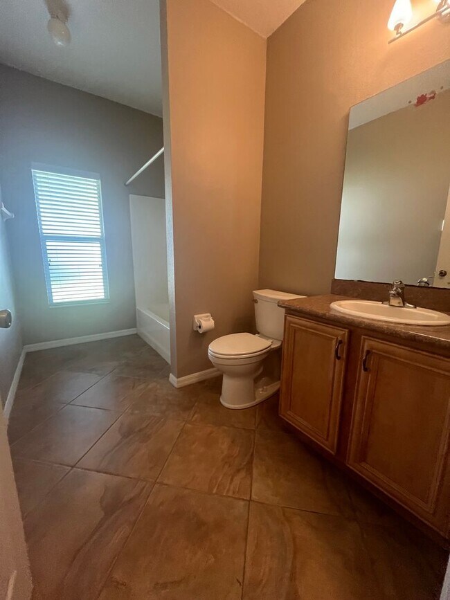 Building Photo - Updated Single family 3 / 2 with Screened ...