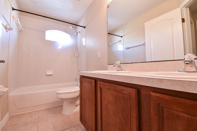 Building Photo - Beautiful 3 Bedroom 2.5 Bath 2 Story Key W...