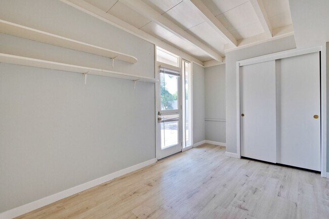 Building Photo - 3049 Harding Ave