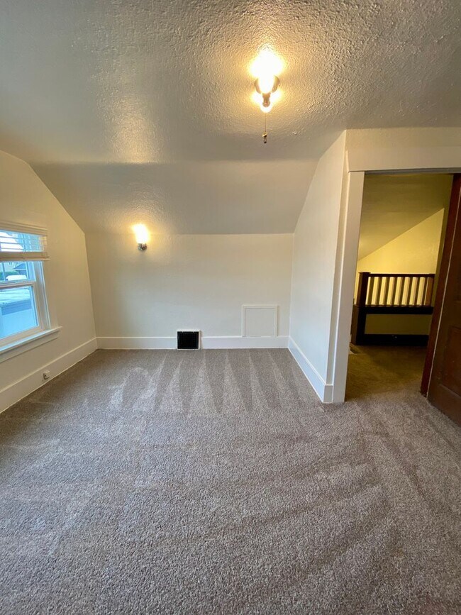 Building Photo - 15721 Main St E