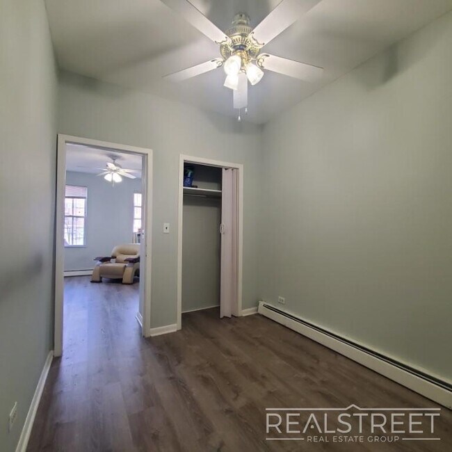Building Photo - Large 2BR Railroad Apartment with EIK and ...