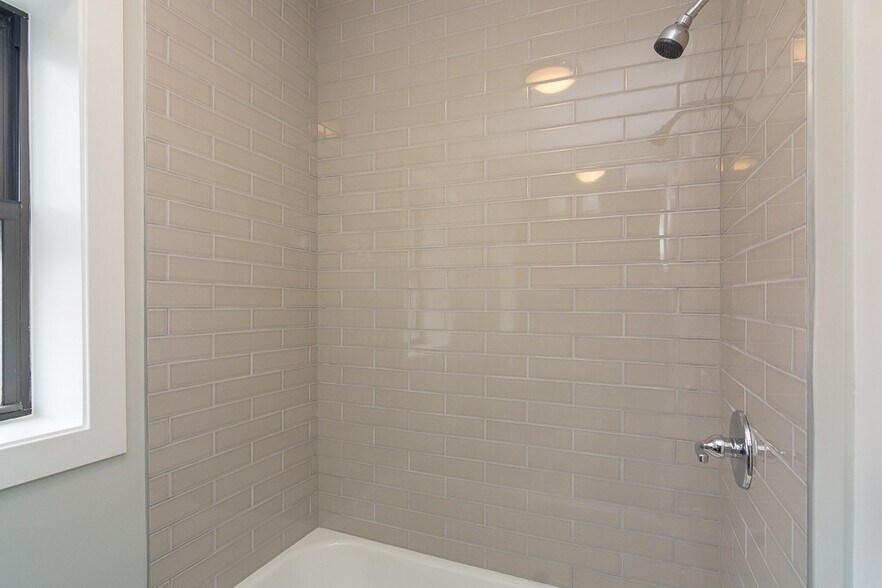 Building Photo - 706 W Brompton Ave