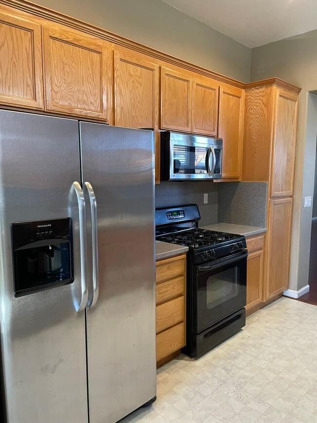 Building Photo - Stunning 3-Bedroom, 2-Bath Home with Elegant Features – Ready for Immediate Move-In