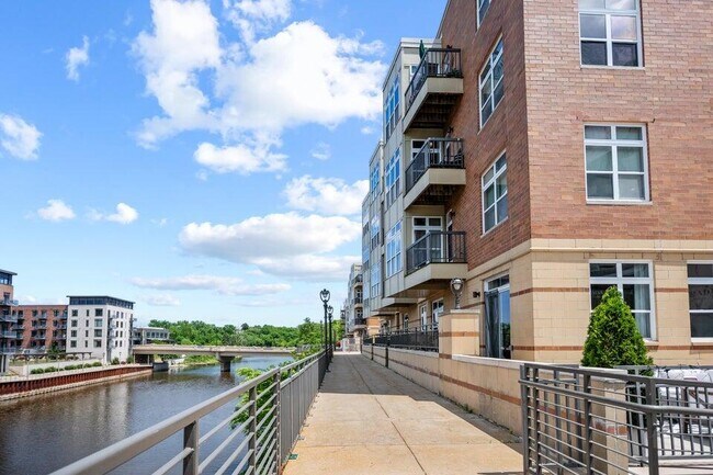 Building Photo - 1905 N Water St