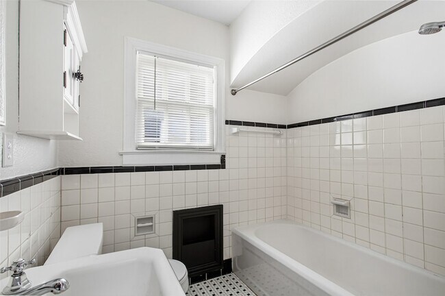 Building Photo - 5918 La Vista Dr