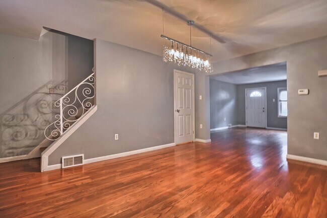 Building Photo - Charming 3 bed, 2 bath, south side flats h...