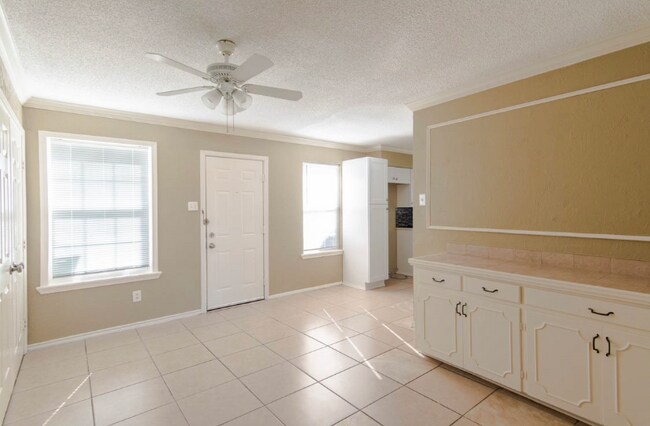 Building Photo - 830 E Linda Dr