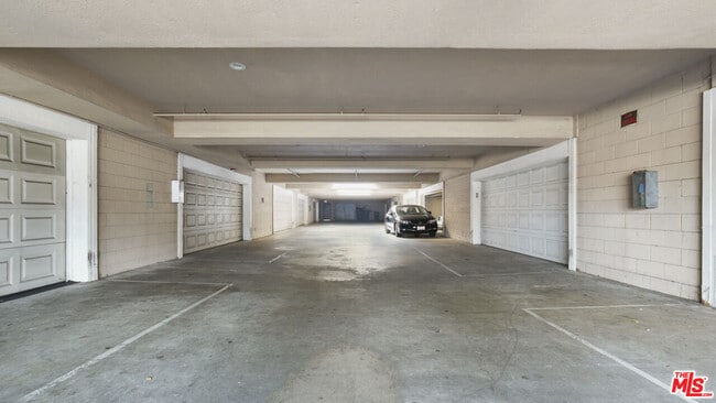 Building Photo - 420 Riverdale Dr