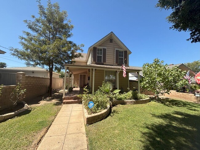 Primary Photo - Charming 2 Bedroom 1 Bath Close to Downtown