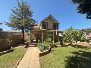 Building Photo - Charming 2 Bedroom 1 Bath Close to Downtown