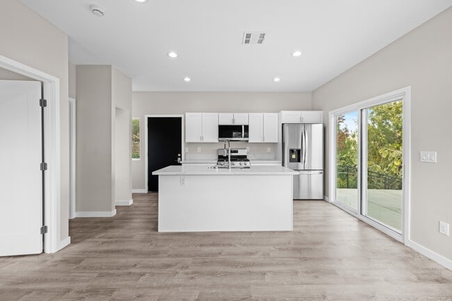 Building Photo - 5564 Hamill Ave