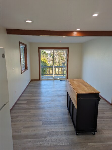 Building Photo - 2136 NW Jetty Ave