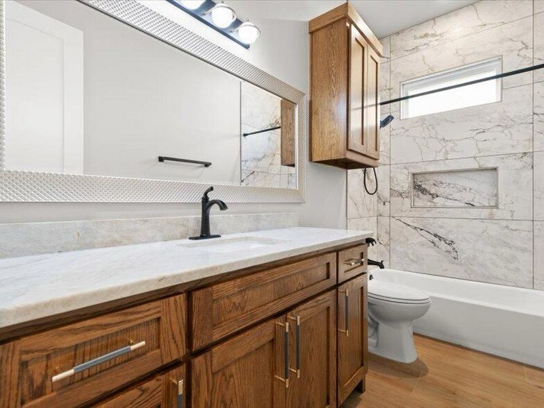 Building Photo - 8101 Oak Hollow Dr