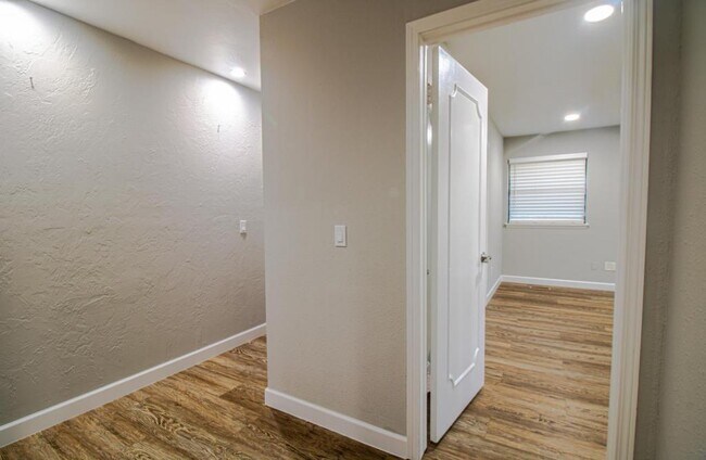 Building Photo - 3225 Elmwood Ave